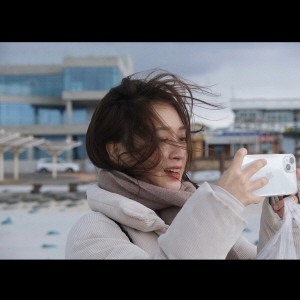 창 틈에 보이는 전경